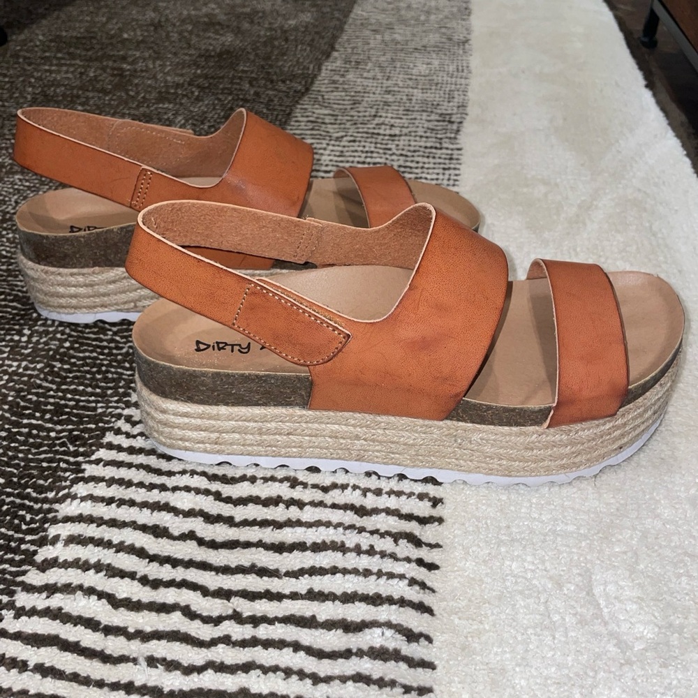 Dirty Laundry lightweight tan platform sandals